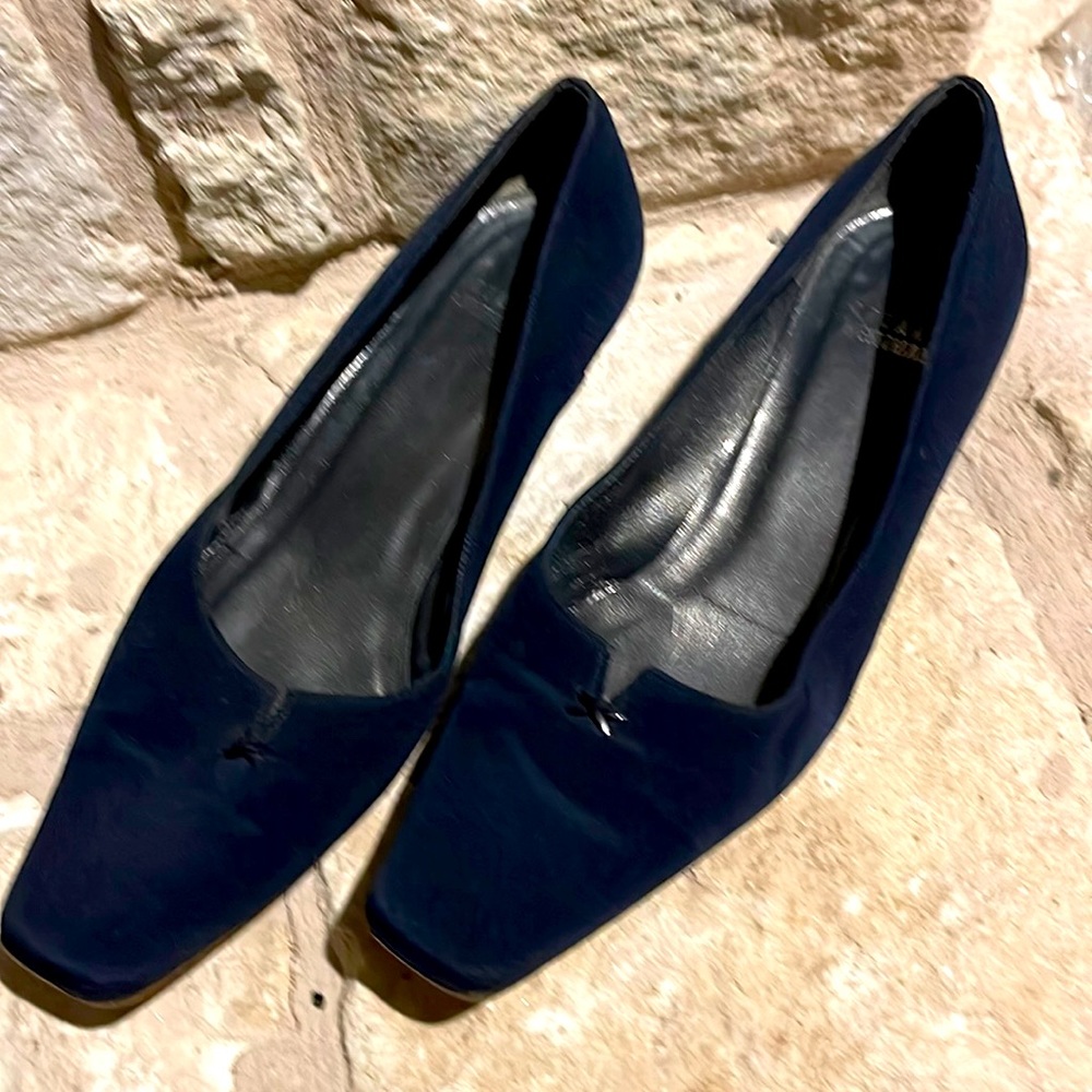 Stuart Weitzman. Size 9B. Dark blue kitten heel.